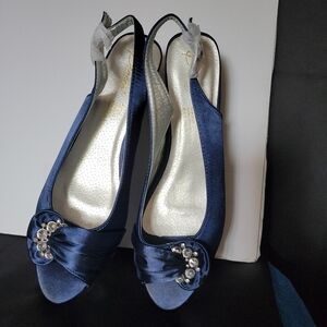 BEACON SANDALS, SIZE 10M COLOR NAVY